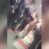 Pasea desnuda a petición de su jefe para motivar a sus compañeros