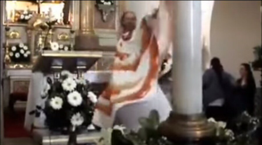 Lady Padre el cura que baila la misa al estilo Loco Mía