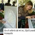 Polémica por selfie junto al ataúd de su ex